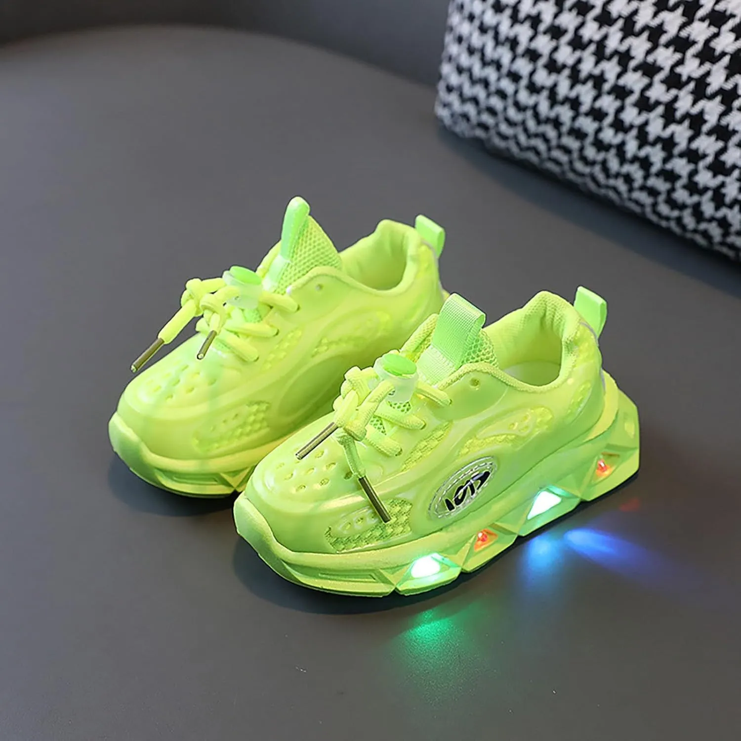 Girls Light Up Shoes Lac?? Up Non-Slip Luminous Shoes Low Top Mesh Lightweight Casual Sneaker Led Casual Shoes